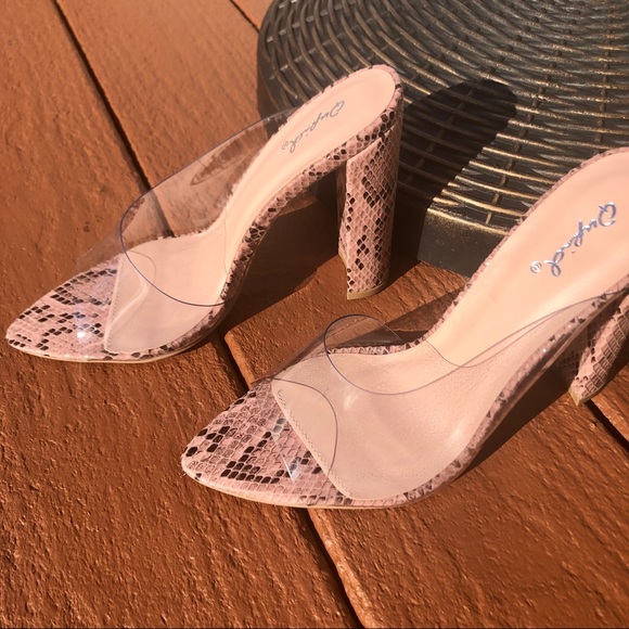 ✨2 Sizes left ✨ Clear Strap Block Heel - Picture 6 of 8